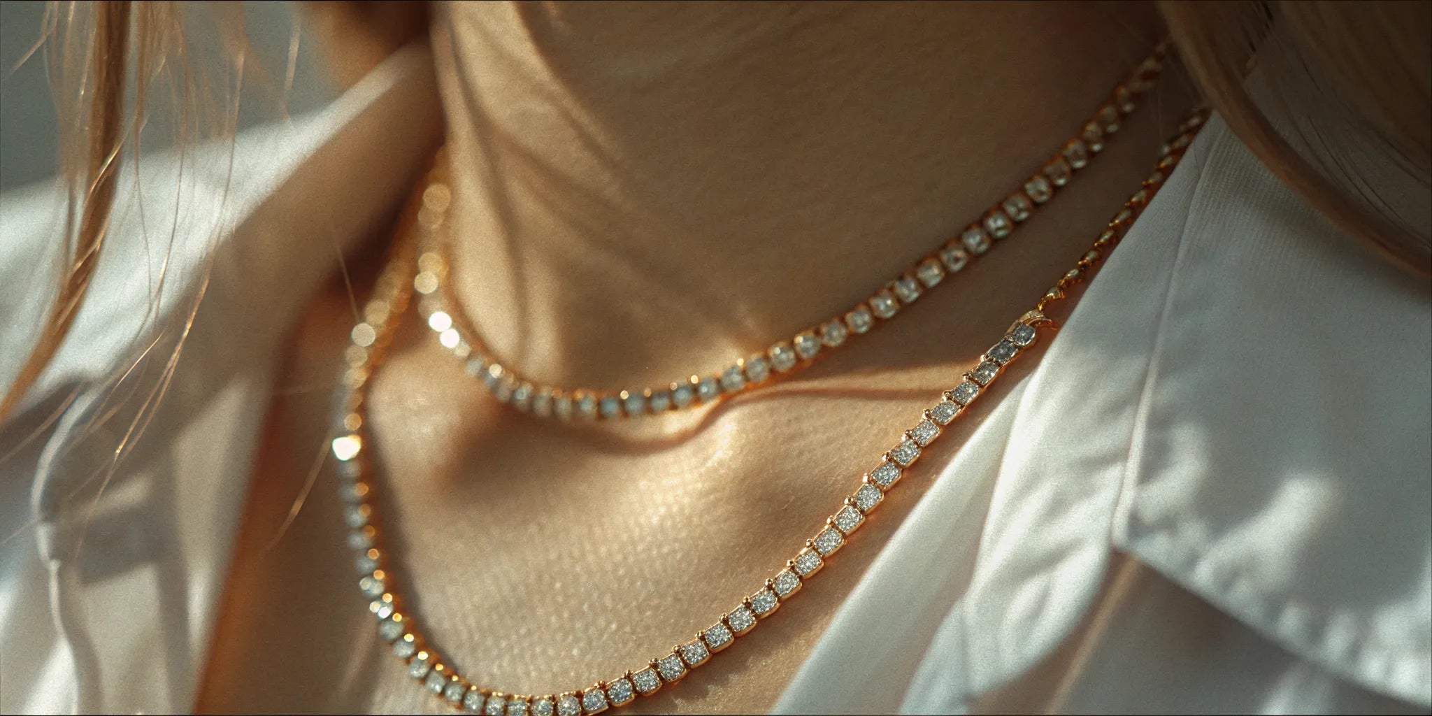 Diamond choker necklace for women in a modern gold setting